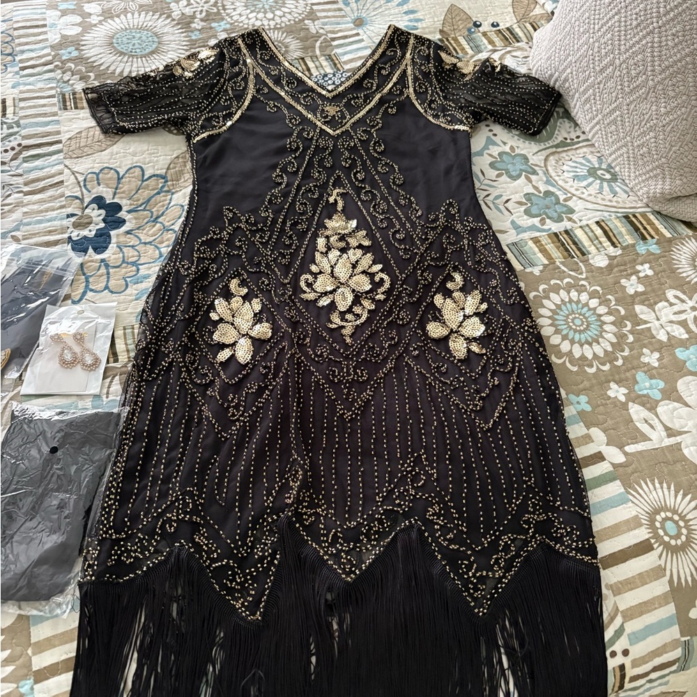 1920s Elegant Black and Gold Embellished Flapper Dress with Accessories